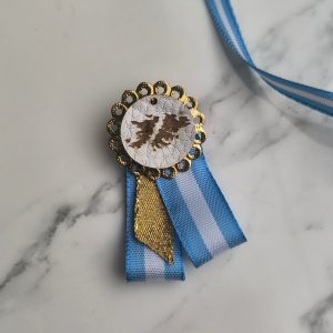 Escarapela MALVINAS con lazo dorado