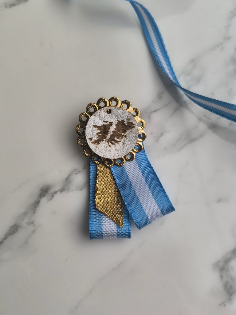Escarapela MALVINAS con lazo dorado
